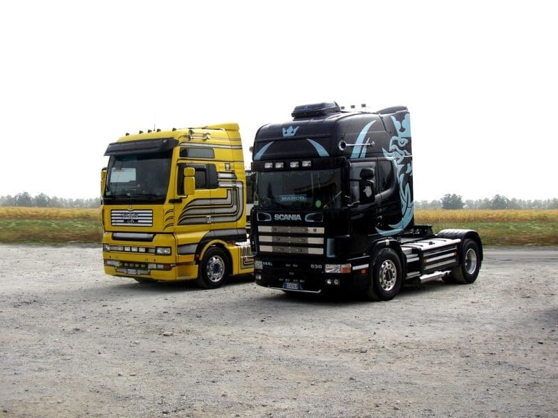 Wynajem ciągnika siodłowego: kiedy warto skorzystać z tej usługi w transporcie?